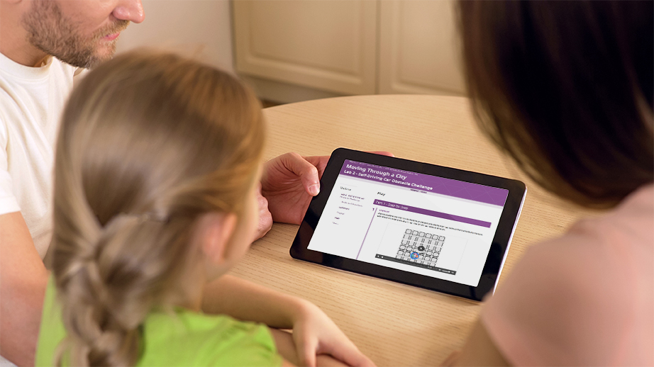 Aluno e professor a interagir e a discutir um 123 Stem Lab num tablet.