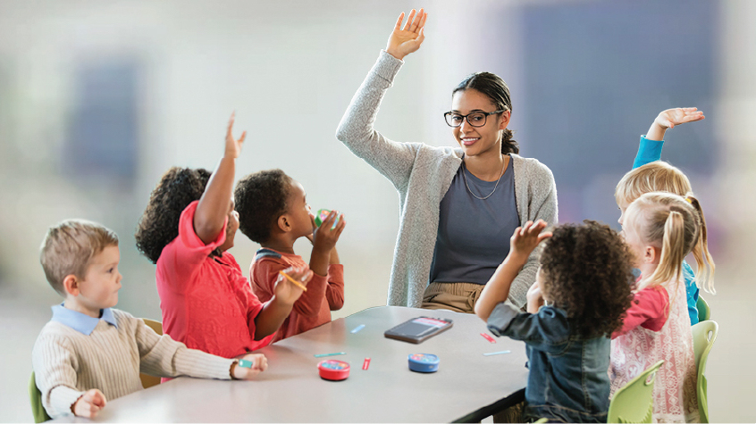 Professor a interagir com os alunos numa sala de aula VEX 123.