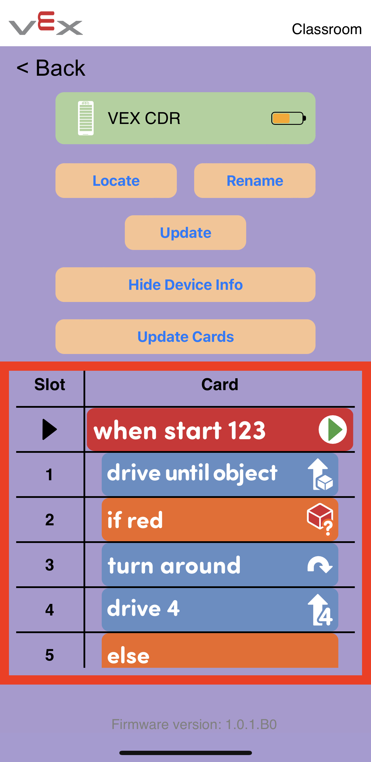 Tangkapan layar Aplikasi Kelas VEX dengan menu Coder terbuka dan tombol 'Tampilkan Info Perangkat' dipilih untuk melihat data kartu Coder. Data kartu Coder disorot dan mencantumkan setiap kartu yang saat ini ada di slot Coder.