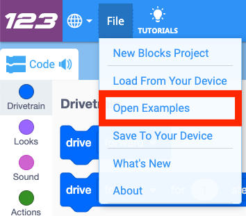 Barre d'outils VEXcode 123 avec le menu Fichier ouvert et Ouvrir des exemples mis en évidence dans une case rouge. Ouvrir des exemples est le troisième élément de menu sous Nouveau projet de blocs et Charger depuis votre appareil.