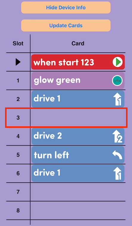 Screenshot dell'app VEX Classroom con il menu Coder aperto e il pulsante "Mostra informazioni dispositivo" selezionato per visualizzare i dati della scheda Coder. Viene evidenziato uno slot vuoto al centro del progetto della scheda Coder.