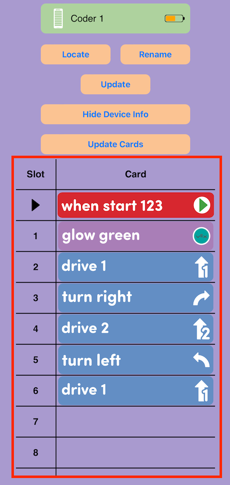 Screenshot der VEX Classroom App mit geöffnetem Coder-Menü und ausgewählter Schaltfläche „Geräteinformationen anzeigen“, um die Coder-Kartendaten anzuzeigen. Die Coder-Kartendaten werden hervorgehoben und listen alle Karten auf, die sich derzeit in den Steckplätzen des Coders befinden.