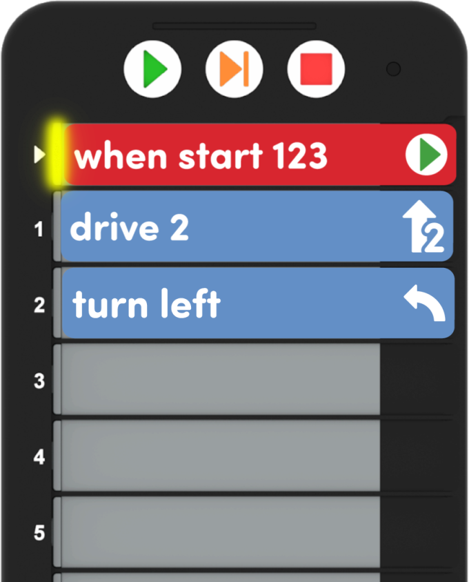 Programmeur met een project dat bestaat uit 3 kaarten en de volgende tekst bevat: Start 123, rijd 2 en sla dan linksaf. De gele stappenindicator bevindt zich op de kaart Wanneer start 123.