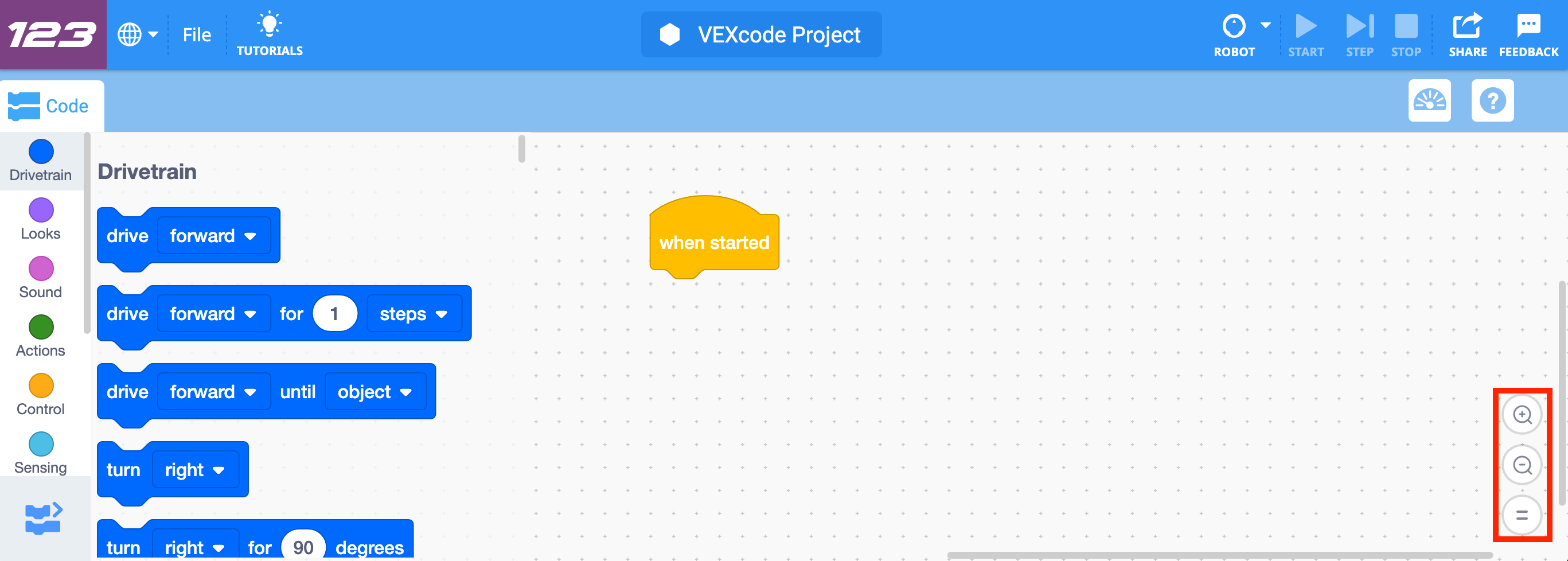 Ruang kerja aplikasi VEXcode 123 dengan tiga tombol pengubah ukuran blok di kanan bawah disorot. Dari atas ada ikon plus, ikon minus, dan ikon sama dengan.