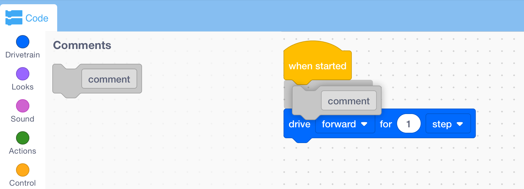 „VEXcode“ darbo sritis, rodanti komentarų bloką, traukiamą iš įrankių dėžės į blokų krūvą.