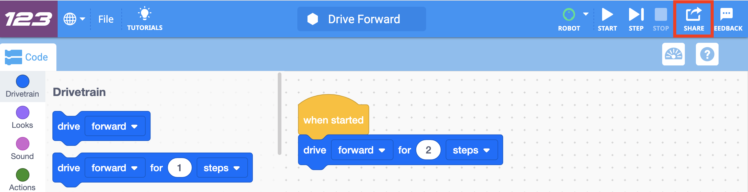 Barra de ferramentas do VEXcode 123 com o ícone Partilhar destacado entre os ícones Parar e Feedback. Um projeto de bloco é mostrado no espaço de trabalho abaixo com um projeto que diz: Quando iniciado, avance 2 passos.