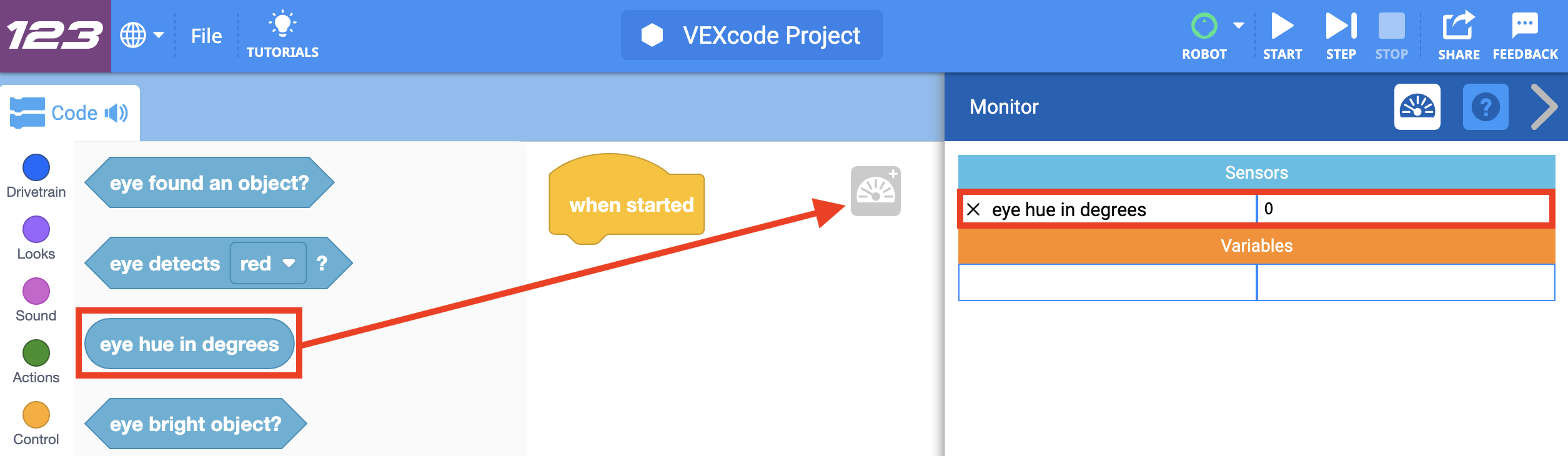 VEXcode 123 अनुप्रयोग, जिसमें तीर ब्लॉक के रंग को मॉनिटर कंसोल में जोड़ें आइकन पर खींचकर दिखाते हैं। इससे मॉनिटर कंसोल खुल जाएगा और मेनू की तालिका में सेंसर मान प्रदर्शित हो जाएगा।