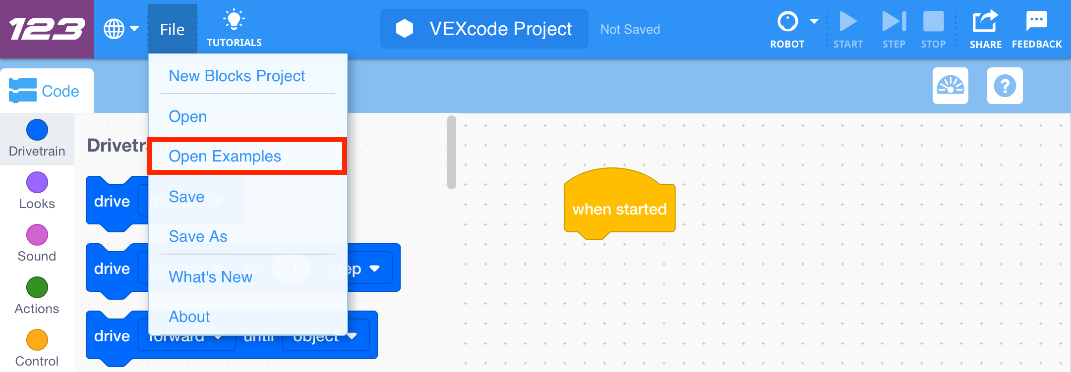 شريط أدوات VEXcode 123 مع قائمة الملف المفتوحة وخيار فتح الأمثلة المميز. "فتح الأمثلة" هو الخيار الثالث في القائمة، أسفل "مشروع الكتل الجديدة" و"فتح".