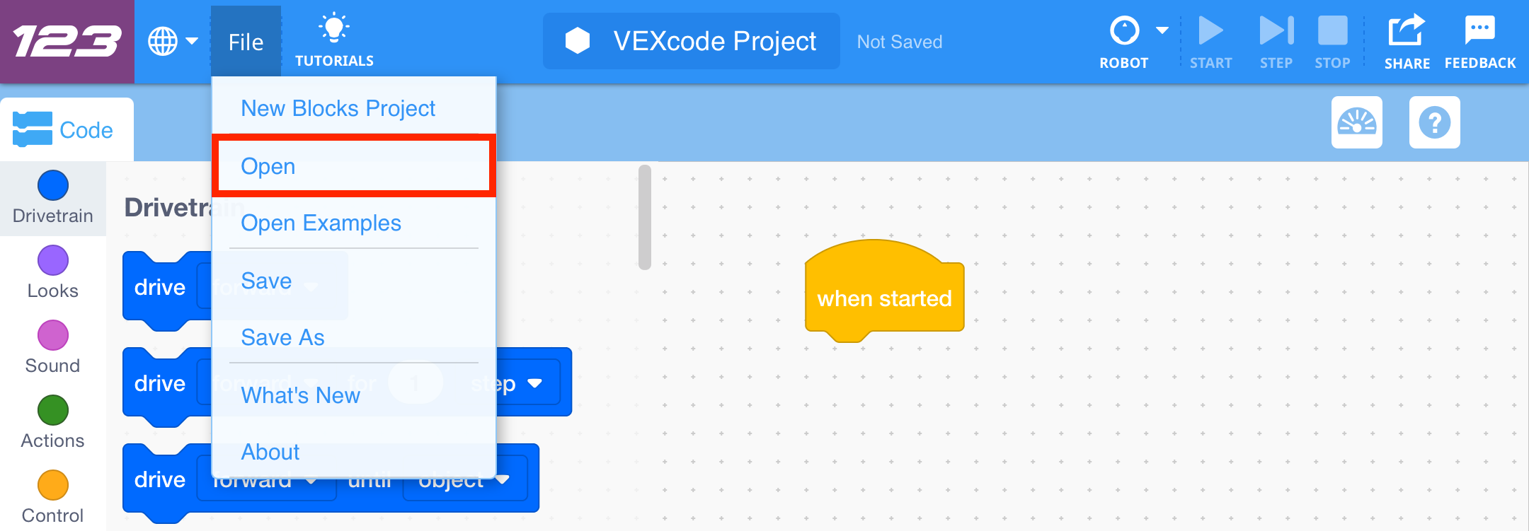 Barra degli strumenti VEXcode 123 con il menu File aperto e l'opzione Apri evidenziata. Apri è la seconda opzione nel menu, sotto Nuovo progetto blocchi.