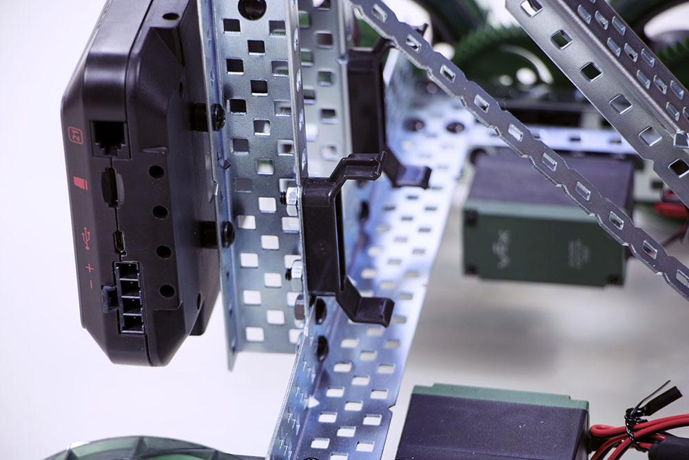 Bild, das die Hardwarekomponenten des VEX Cortex-Mikrocontrollers zeigt und verschiedene Sensoren und Motoren für Robotikprojekte vorführt, die für die Cortex-Kategorie in der VEX Robotics-Dokumentation relevant sind.