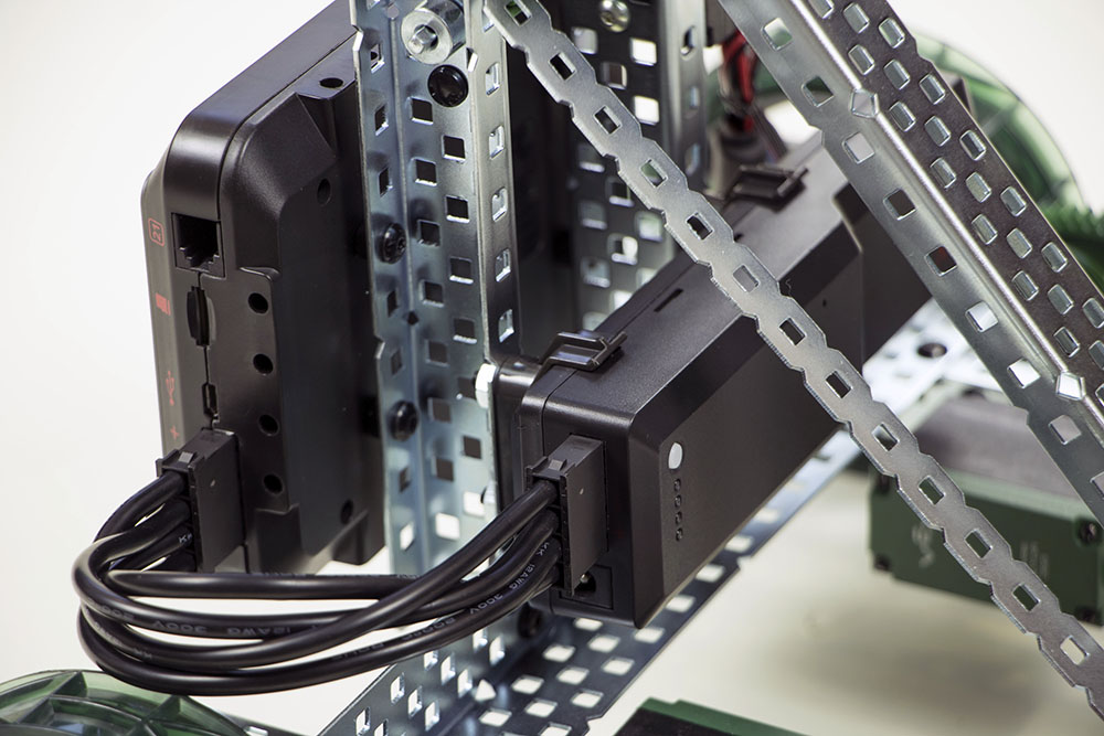 Obraz mikrokontrolera VEX Cortex prezentujący jego konstrukcję i funkcje, istotne w kontekście zasobów sprzętowych w projektach robotyki, w tym programowania i integracji z czujnikami i silnikami.