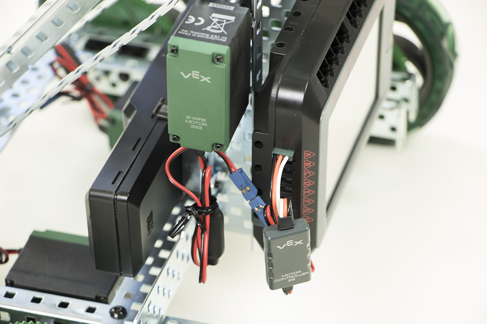 Diagram ter illustratie van de hardwareverbindingen van de VEX Cortex-microcontroller, inclusief poorten voor sensoren en motoren, ontworpen ter ondersteuning van roboticaprojecten en programmering met VEXcode.