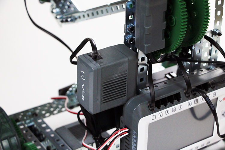 Imagen del hardware del microcontrolador VEX Cortex, mostrando su diseño y conexiones para proyectos de robótica, ilustrando componentes relacionados con la programación e integración con sensores y motores para aplicaciones educativas y competitivas.