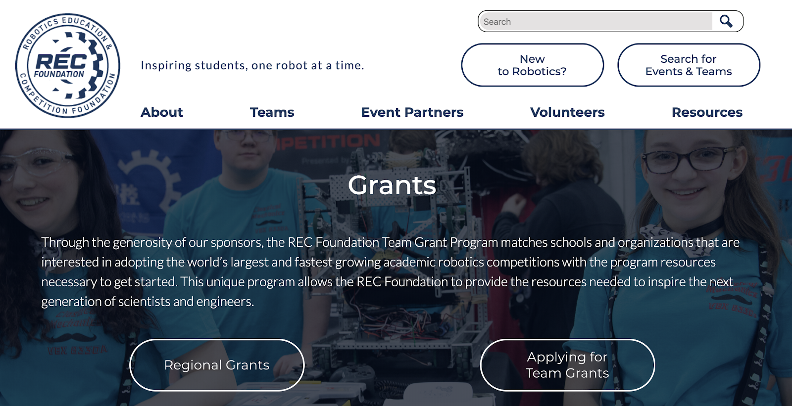 Schermata della pagina delle sovvenzioni REC, che mostra le sovvenzioni educative disponibili con dettagli su idoneità, procedura di candidatura e scadenze, pensate per aiutare gli educatori a ottenere finanziamenti per i loro progetti.