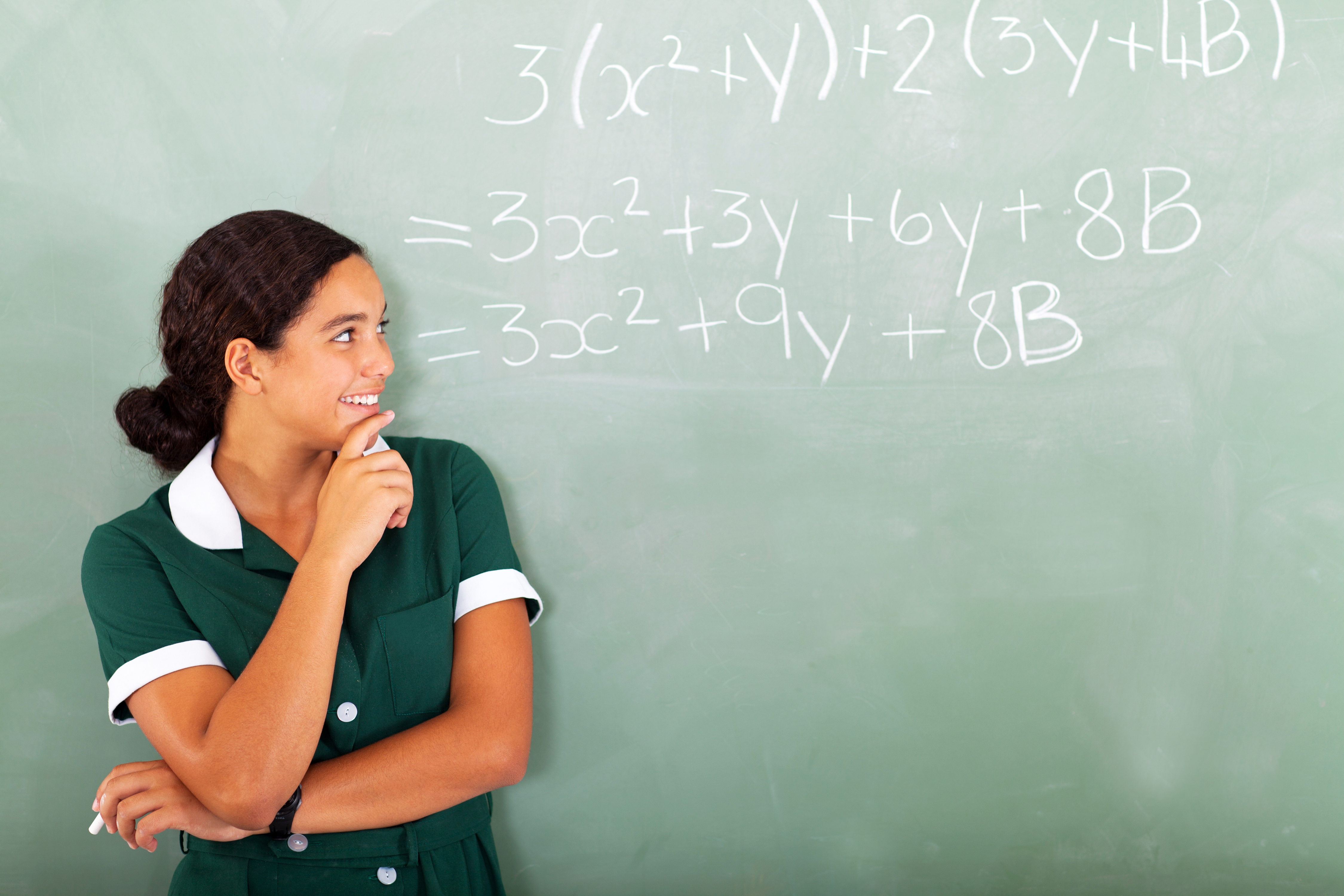 Um grupo diversificado de estudantes envolvidos em uma sessão de estudo colaborativo em volta de uma mesa, cercados por livros e laptops, representando o tema da educação e aprendizagem no contexto de bolsas.