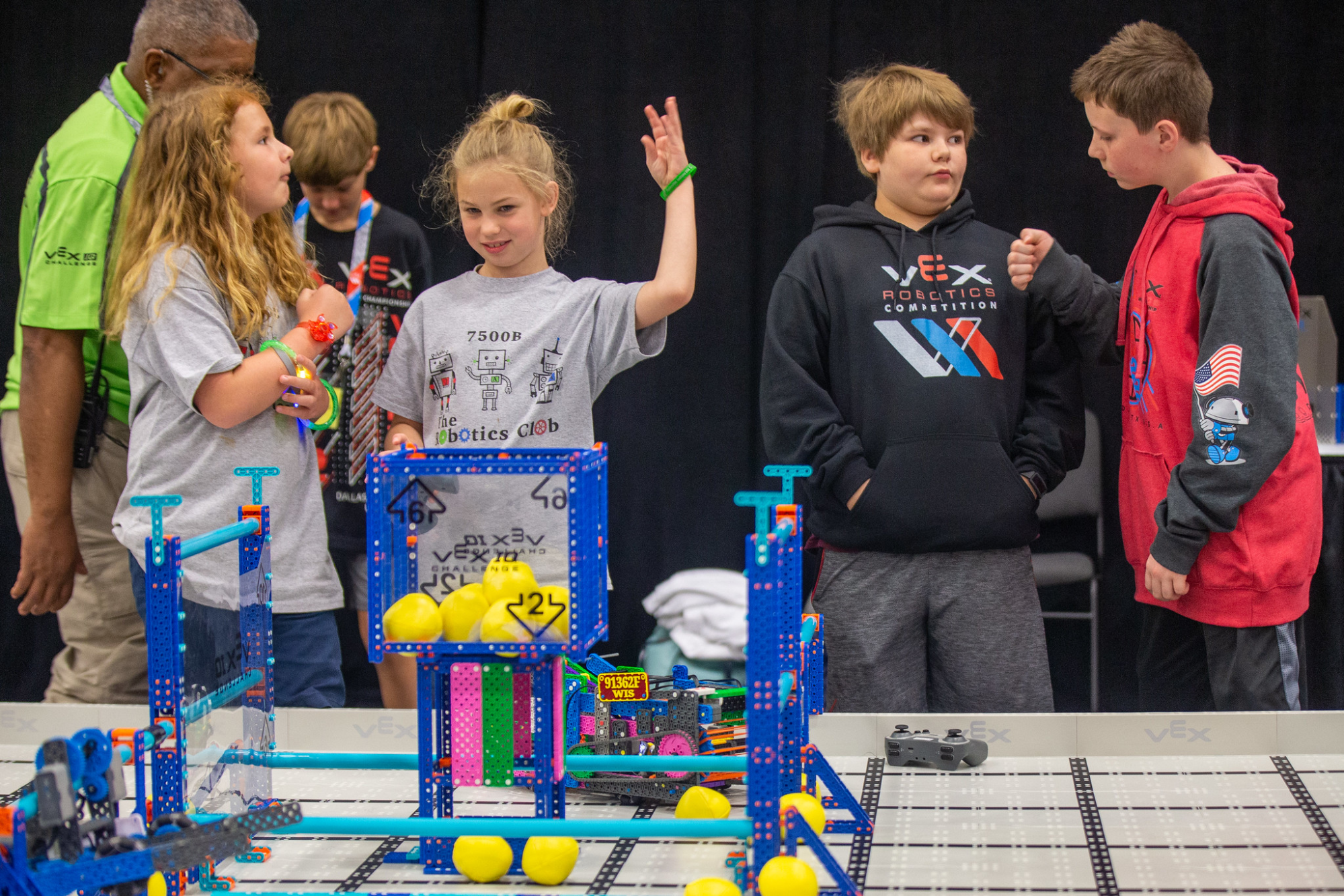 VEX വിദ്യാഭ്യാസ വിഭാഗത്തിലെ 'ഇവിടെ ആരംഭിക്കുക' വിഭാഗത്തിൽ പഠിതാക്കൾക്കായി രൂപകൽപ്പന ചെയ്‌തിരിക്കുന്ന, വിദ്യാഭ്യാസ പ്രവർത്തനങ്ങൾ ആരംഭിക്കുന്നതിനുള്ള പ്രധാന ആശയങ്ങളും ഉറവിടങ്ങളും ചിത്രീകരിക്കുന്ന ചിത്രം.