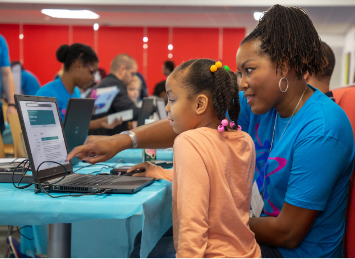 Diagramma, kas ilustrē VEX Continuum izglītības sistēmu, demonstrējot dažādus robotikas un inženierijas apguves posmus un sastāvdaļas.