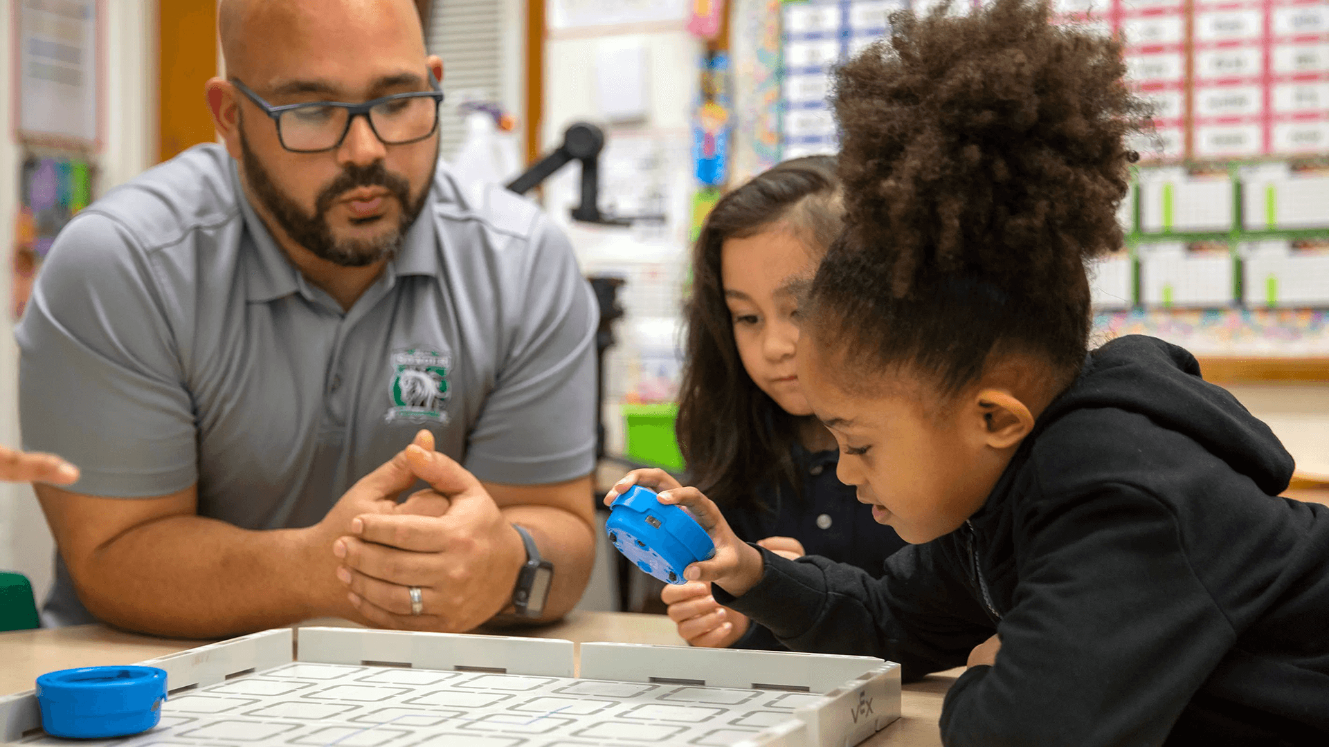 ภาพประกอบที่แสดงให้เห็นกลุ่มนักเรียนที่มีความหลากหลายที่มีส่วนร่วมในสภาพแวดล้อมการเรียนรู้แบบร่วมมือกัน โดยเน้นไปที่ชุมชนและการศึกษา