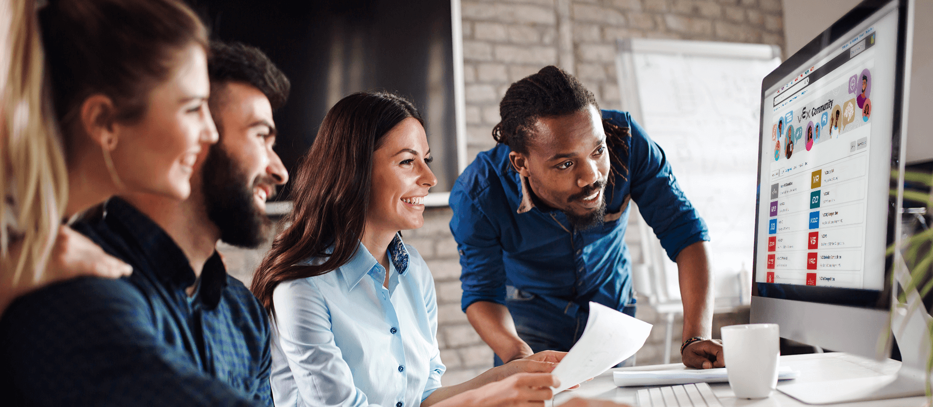 Сыныпта бірлесіп жұмыс істейтін студенттердің әртүрлі тобын бейнелейтін иллюстрация, қоғамдастықтың білім беруге қатысуын білдіреді.