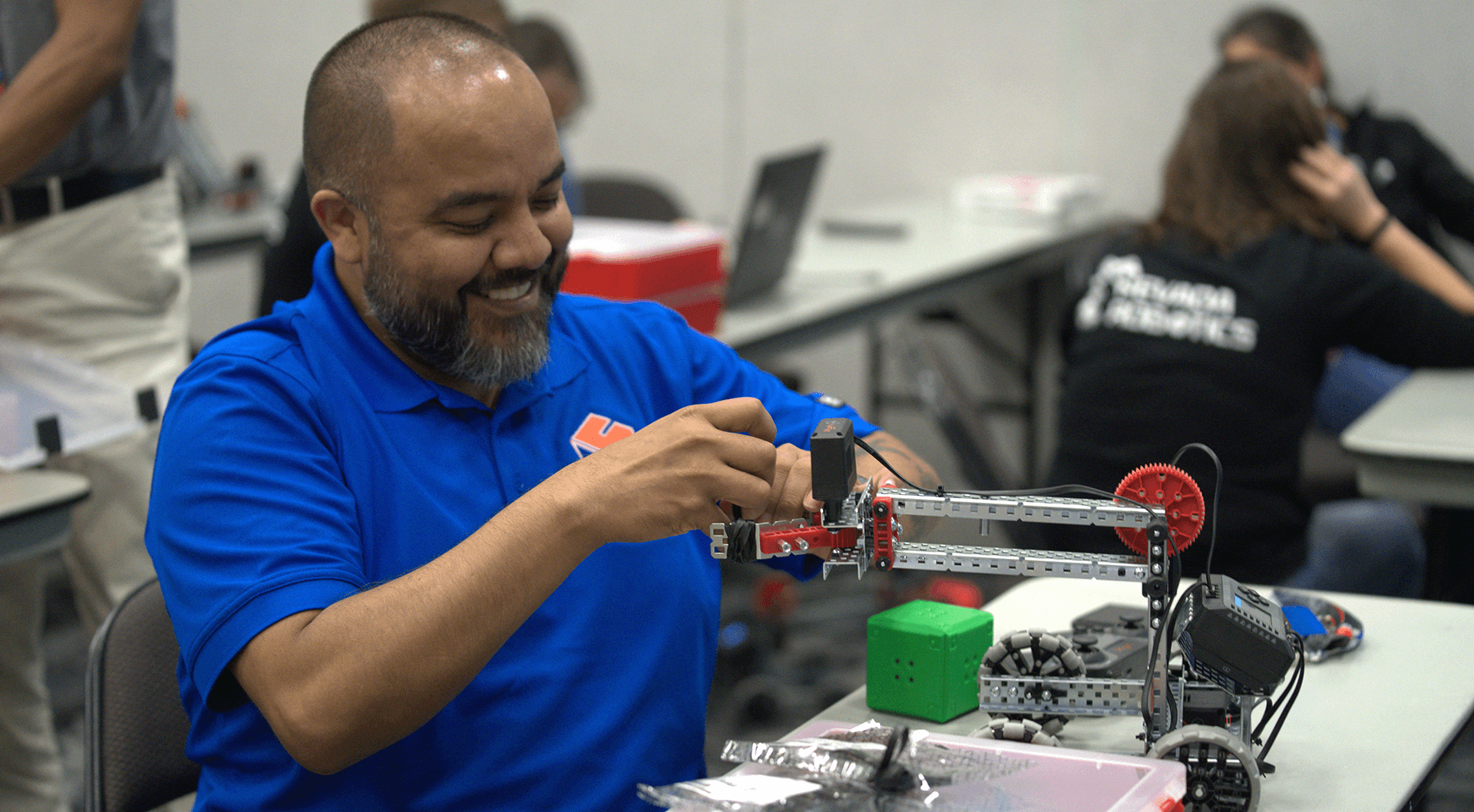 एक शैक्षिक परिवेश में सामुदायिक सहभागिता गतिविधि को दर्शाने वाला चित्रण, जिसमें विभिन्न व्यक्ति सहयोग करते हुए और विचारों को साझा करते हुए, सीखने में समुदाय के महत्व पर बल देते हैं।