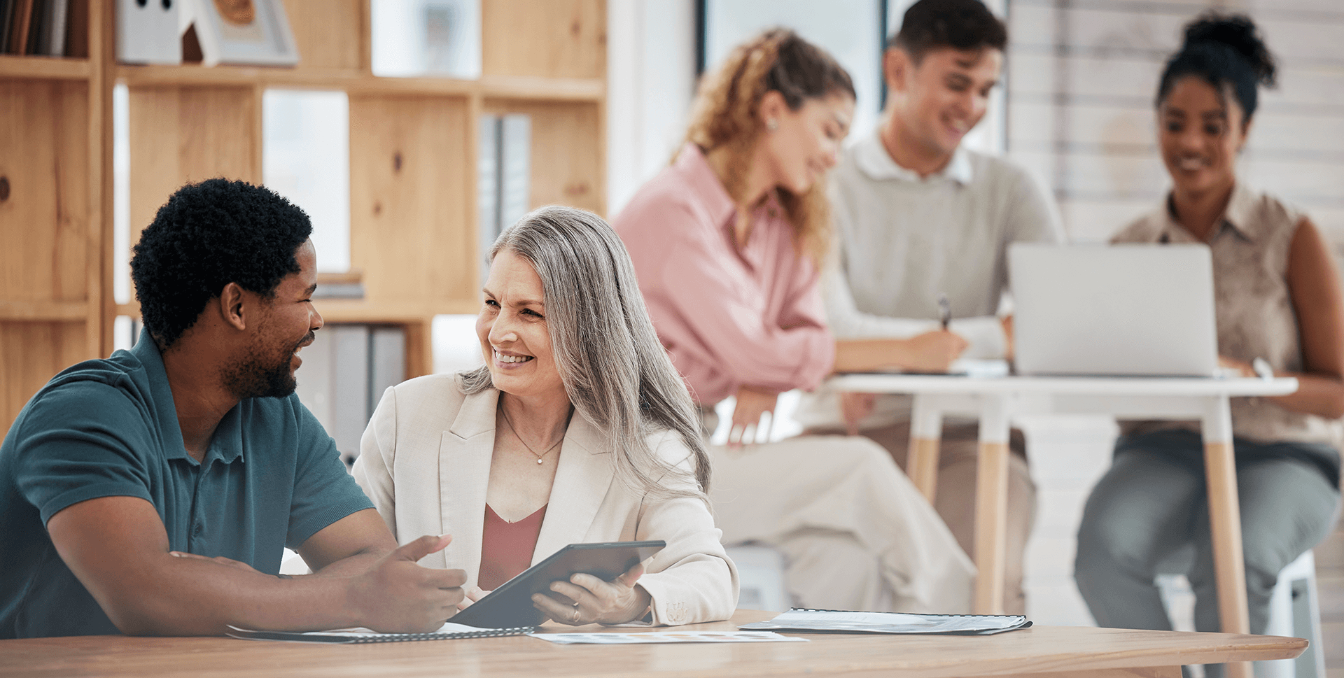 Infografika, amely a közösségi részvételi stratégiákat szemlélteti az oktatásban, különféle egyének együttműködésével és ötleteinek megosztásával, szöveggel, amely kiemeli a közösség tanulási környezetekben való részvételének kulcsfontosságú fogalmait és előnyeit.