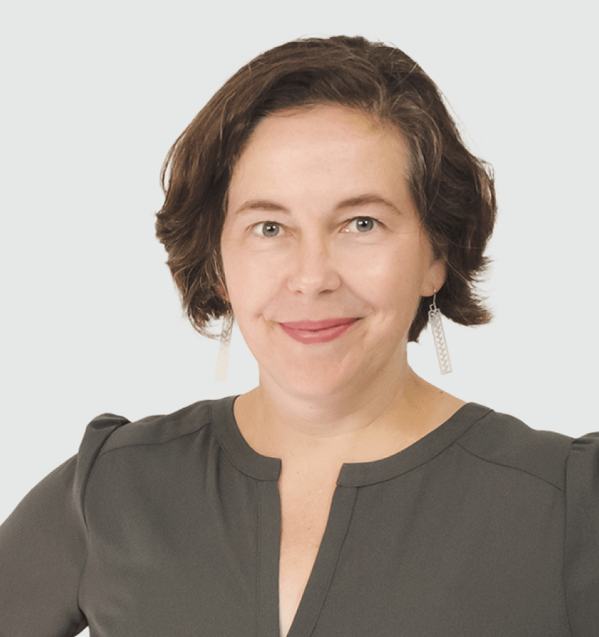 Illustratie van de onderdelen van een VEX Robotics-kit, waaronder diverse sensoren, motoren en structurele onderdelen, die zijn ontworpen om leerlingen te helpen roboticaconcepten in een onderwijsomgeving te begrijpen.