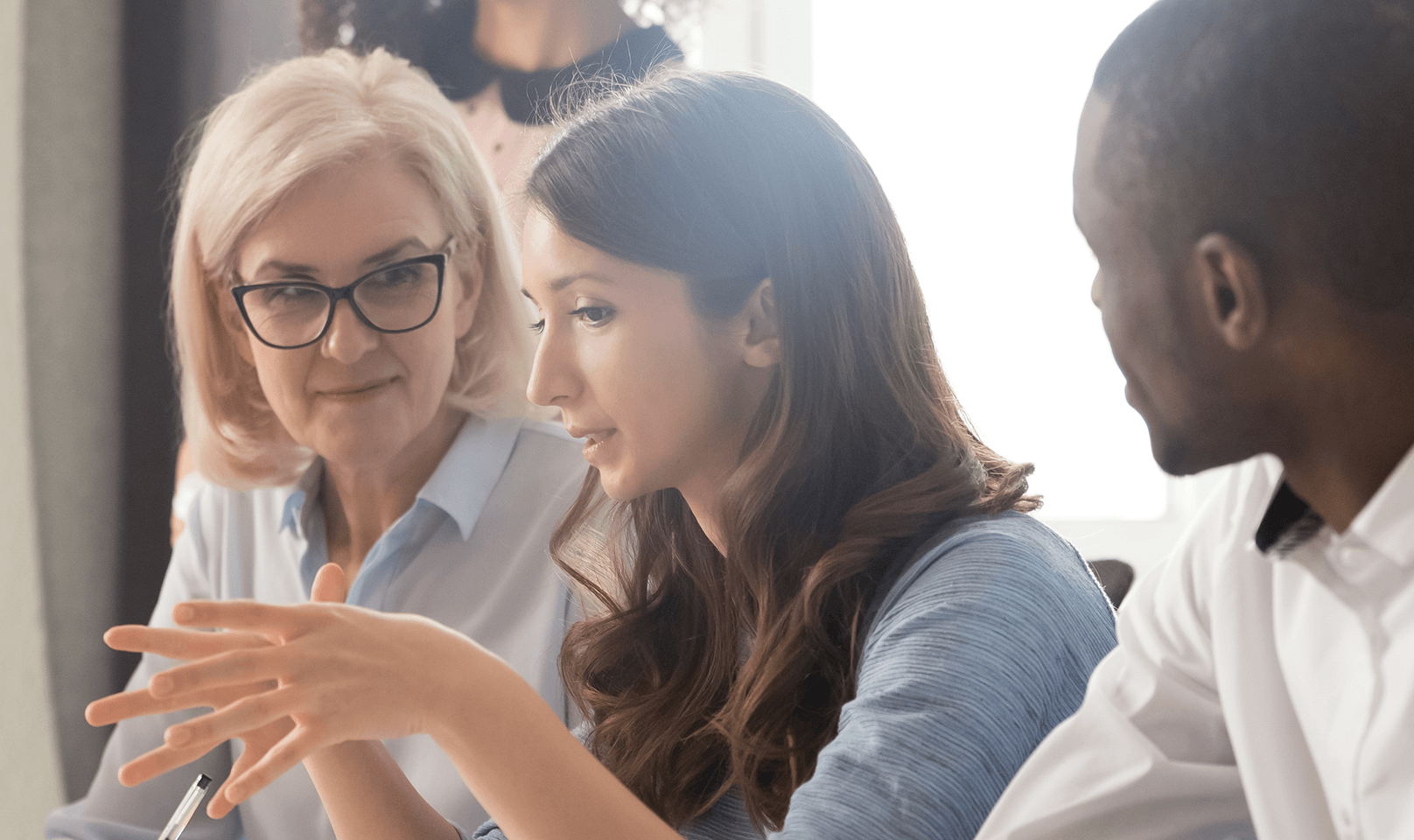 Illustratie met de stappen om aan de slag te gaan met VEX-onderwijsbronnen, met een visuele gids met pictogrammen en tekst die de belangrijkste acties en hulpmiddelen voor leerlingen benadrukken.