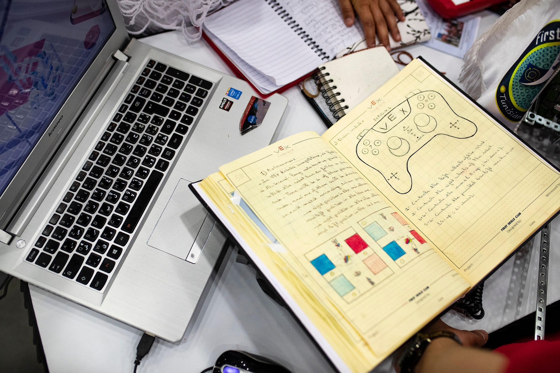 Una vista en primer plano de un cuaderno abierto con notas y diagramas escritos a mano, que ilustra los conceptos de investigación en un contexto educativo.