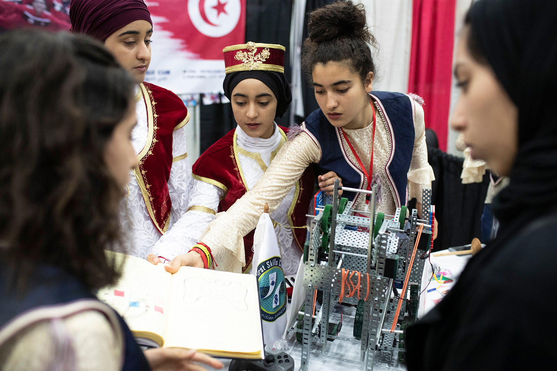 ภาพหน้าสมุดบันทึกวิศวกรรมที่มีบันทึกที่เขียนด้วยลายมือ แผนภาพ และภาพร่างที่เกี่ยวข้องกับการวิจัยในด้านการศึกษา แสดงให้เห็นประสบการณ์การเรียนรู้ตามบริบท