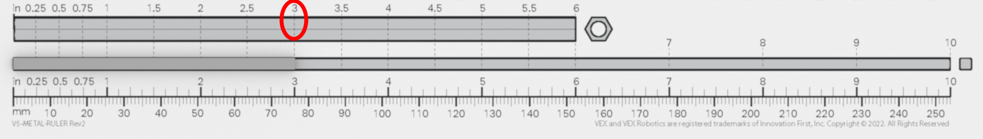 3-дюймовый компонент вала от VEX Robotics, используемый в образовательных целях в робототехнических проектах, показан на однотонном фоне.