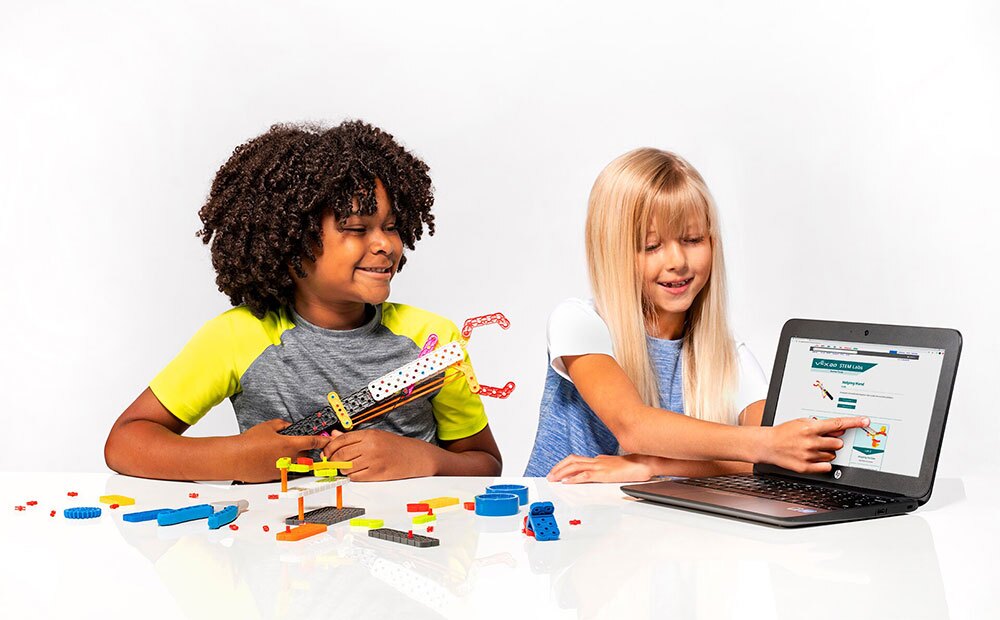 VEX GO programmatūras saskarnes ekrānuzņēmums, kurā redzami dažādi rediģēšanas rīki un iespējas izglītojošai robotikas programmēšanai.