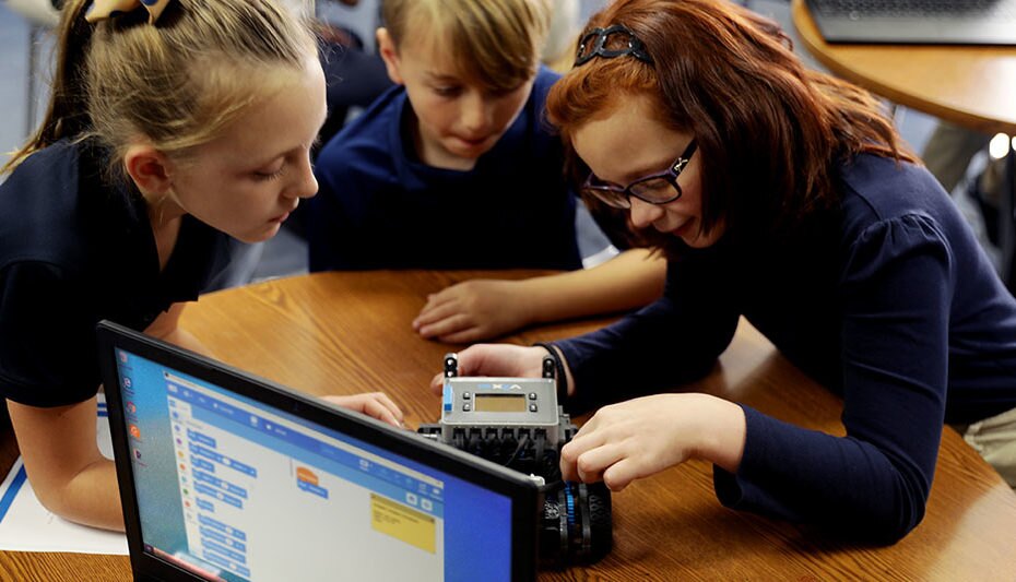 Galvenes attēls tīmekļsemināram par Covid specifisku atbalstu pedagogiem un skolām, kurā ir redzami dažādi pedagogi, kas sadarbojas virtuālajā vidē.