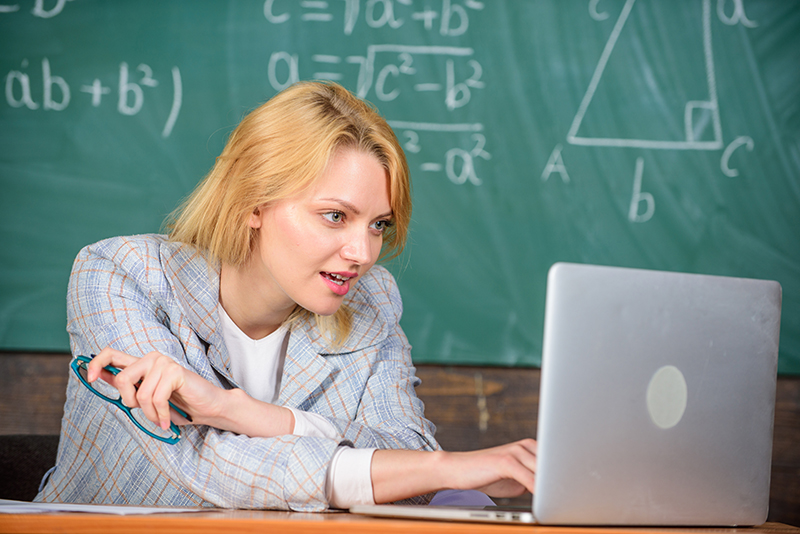 Infografika znázorňující strategie profesního rozvoje a podpory pro pedagogy s klíčovými koncepty a použitelnými kroky ke zvýšení efektivity výuky a zapojení studentů.