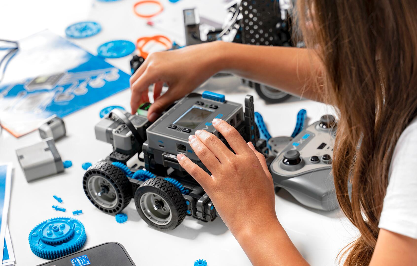 Composants du kit robotique VEX IQ disposés sur une table, présentant diverses pièces telles que des capteurs, des moteurs et des pièces structurelles, conçus à des fins éducatives pour l'enseignement des concepts de robotique et d'ingénierie.