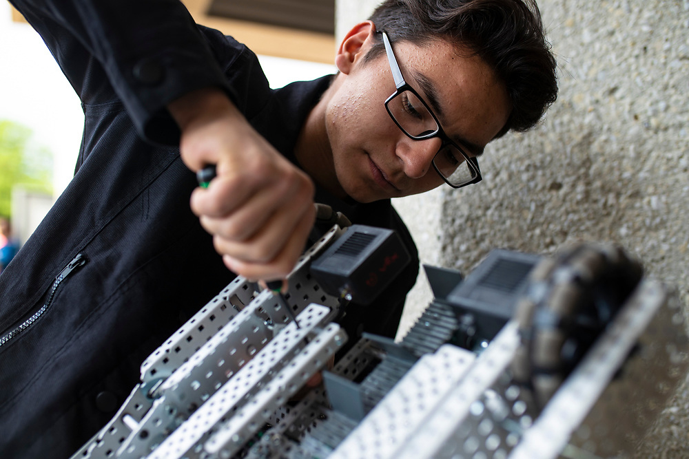 テーブルに展示された VEX V5 ロボットキットには、ロボットの指導と学習の教育目的で使用されるさまざまなコンポーネントとツールが展示されています。