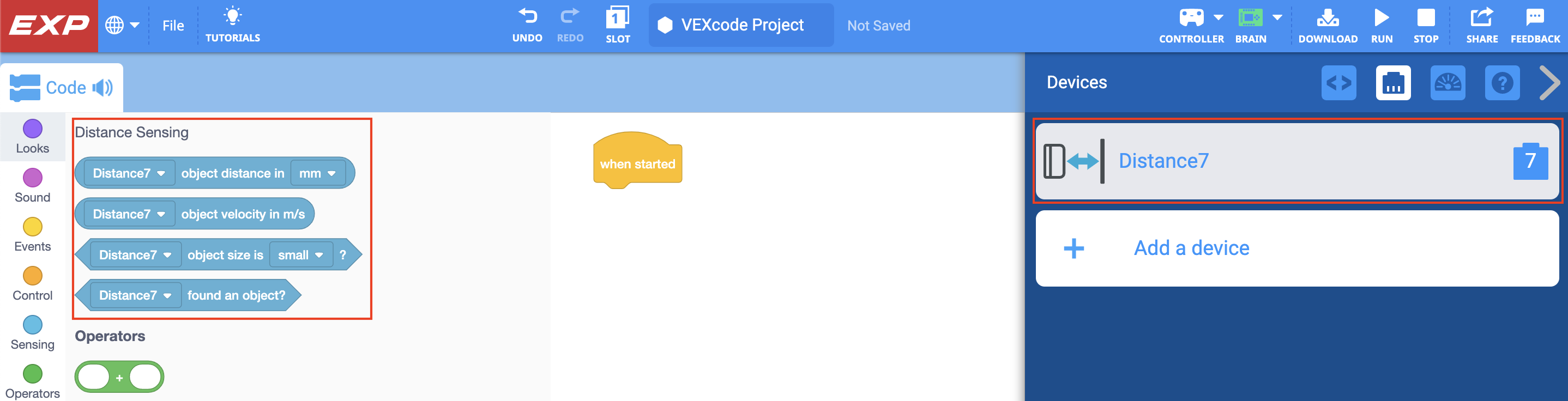 Скриншот VEXcode EXP с открытым меню «Устройства». Подключенный датчик расстояния отображается и выделяется в меню «Устройства». Панель инструментов блоков открыта, и категория блоков «Определение расстояния» выделена.