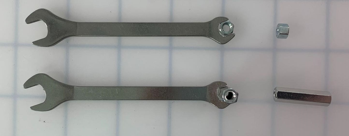 小さい方の端で部品を固定する 2 つのオープン エンド レンチ。 1 つのレンチは #8-32 ロープロファイル ナットを保持し、もう 1 つのレンチは #8-32 スタンドオフを保持します。