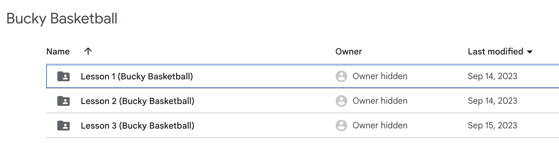 „Google“ diske atidarytas aplankas su EXP Bucky krepšinio vaizdo įrašais. Viduje yra aplankai, atitinkantys kiekvieną pamoką.