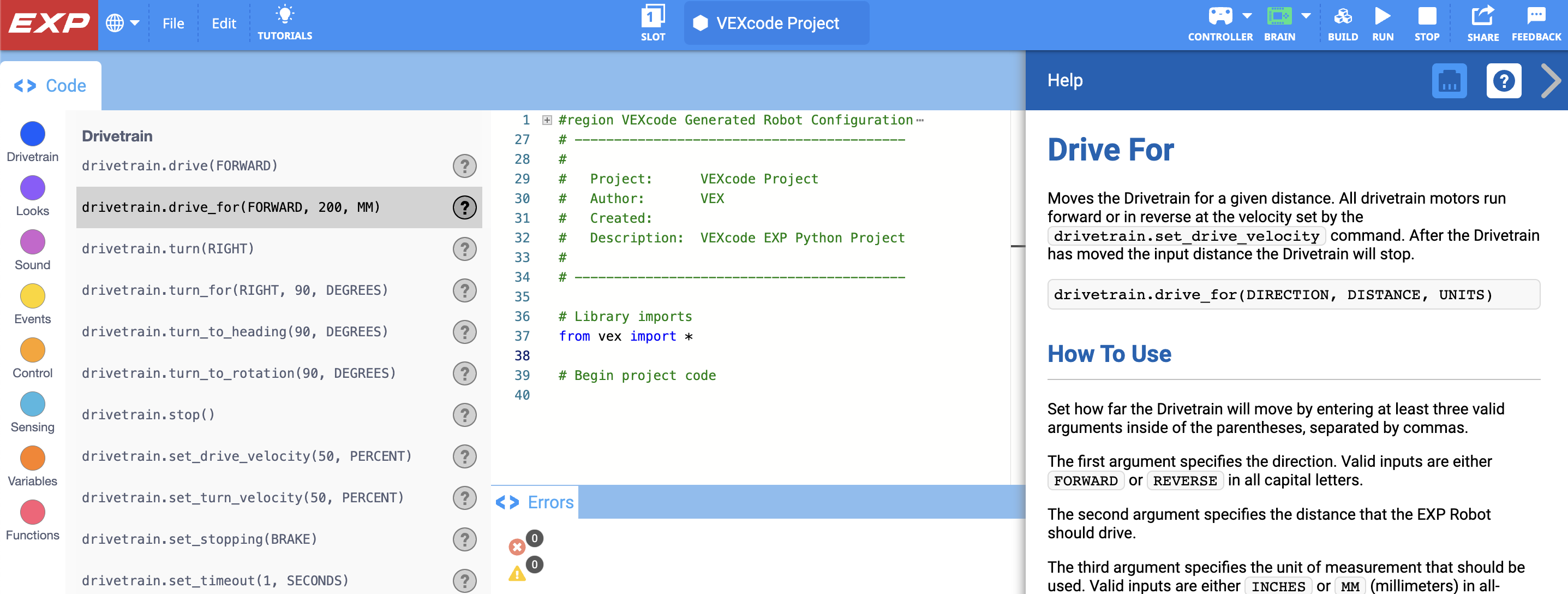 VEXcode EXP mit geöffnetem Hilfemenü und ausgewähltem Befehl „Drive for Python“. Beschreibungen des Befehls und seiner Anwendungsmöglichkeiten werden zusammen mit Anwendungsbeispielen gezeigt.