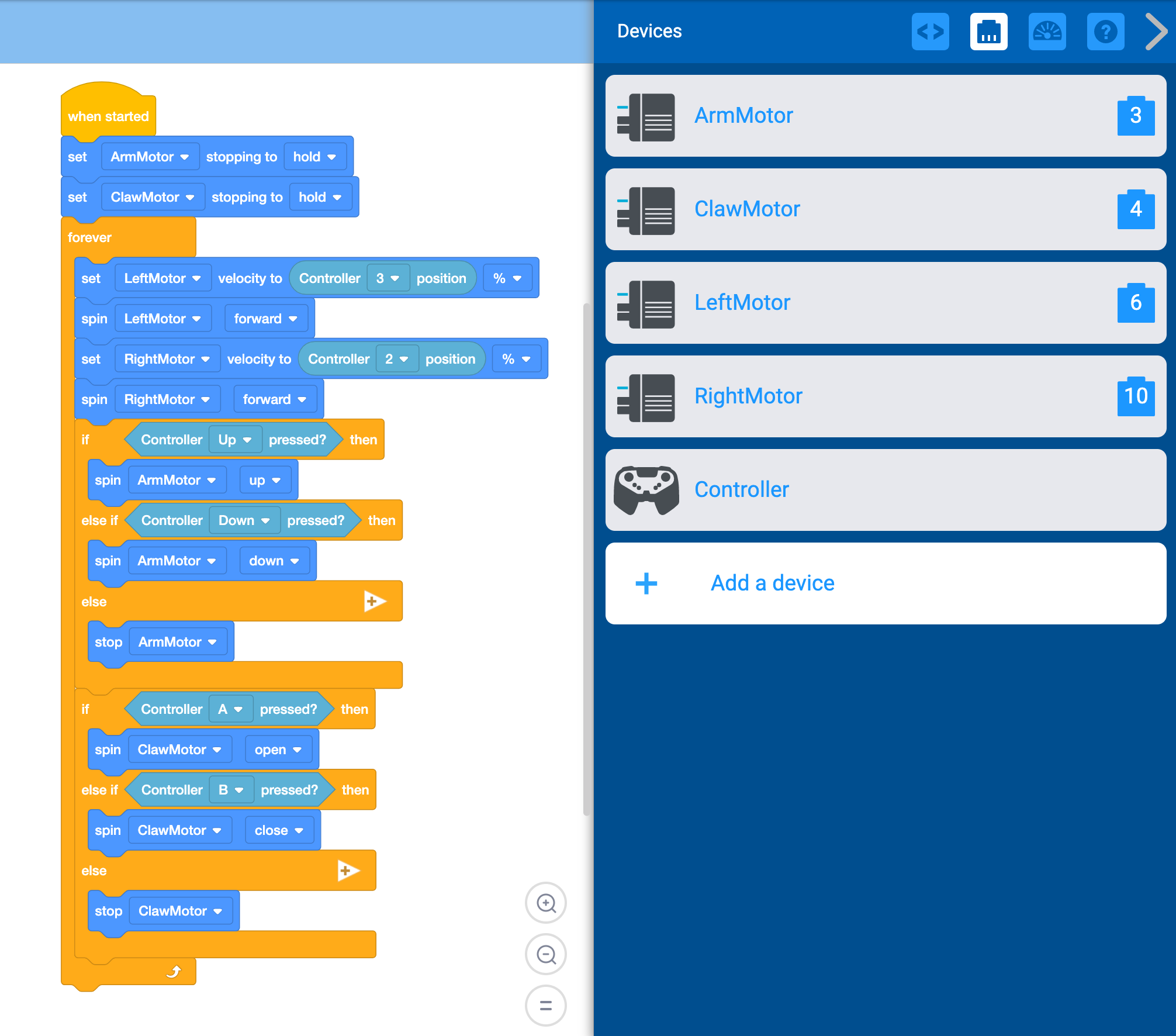 Espacio de trabajo VEXcode EXP con el proyecto de bloques de Opción 2 abierto. El proyecto tiene una pila de bloques y tiene dispositivos configurados. El menú Dispositivos se abre hacia un costado y enumera los siguientes dispositivos: ArmMotor en el puerto 3, ClawMotor en el puerto 4, Controlador, LeftMotor en el puerto 6 y RightMotor en el puerto 10. Por último, está la pila de bloques para manejar la entrada del controlador. La pila lee Cuando se inicia, configure ArmMotor deteniéndose en espera y configure ClawMotor deteniéndose en espera. El resto de la pila está contenido en un bucle Forever. Se lee Forever, establece la velocidad del LeftMotor en la posición del Controlador 3 %, gira el LeftMotor hacia adelante, establece la velocidad del RightMotor en la posición del Controlador 2 %, y gira el RightMotor hacia adelante. A continuación, si se presiona el controlador hacia arriba, gire el ArmMotor hacia arriba; de lo contrario, si se presiona el controlador E hacia abajo, gire el ArmMotor hacia abajo; de lo contrario, detenga el ArmMotor. Por último, si se presiona el controlador A, entonces gira ClawMotor para abrirlo; de lo contrario, si se presiona el controlador B, entonces gira ClawMotor para cerrarlo; de lo contrario, detén ClawMotor.