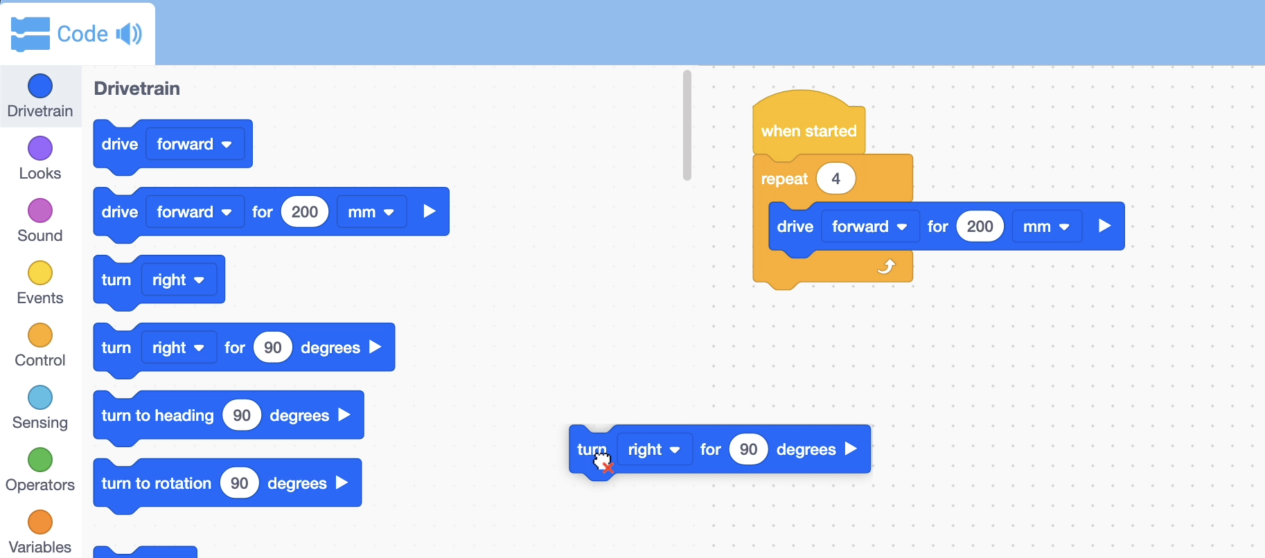 VEXcode EXP darbvieta, kurā bloks tiek vilkts atpakaļ rīklodziņā, lai to dzēstu.