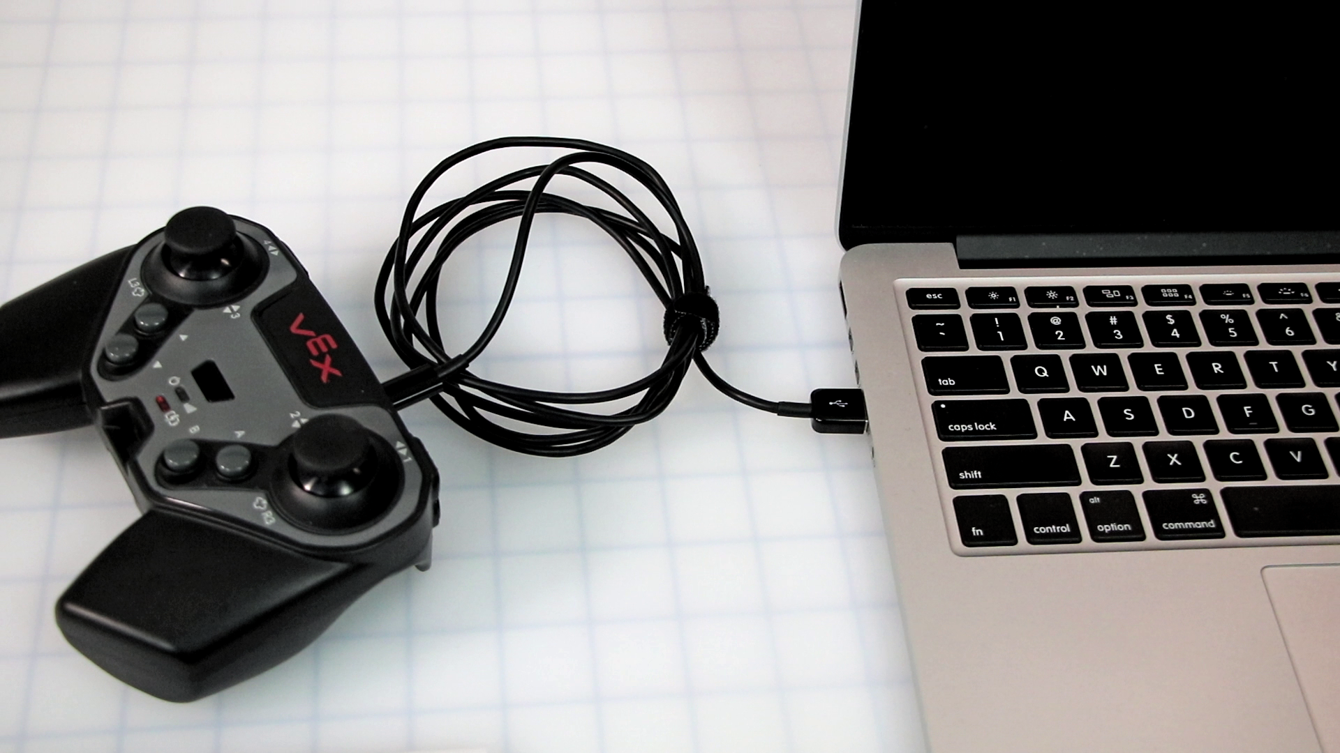 Controller is via een USB-kabel aangesloten op een laptop.