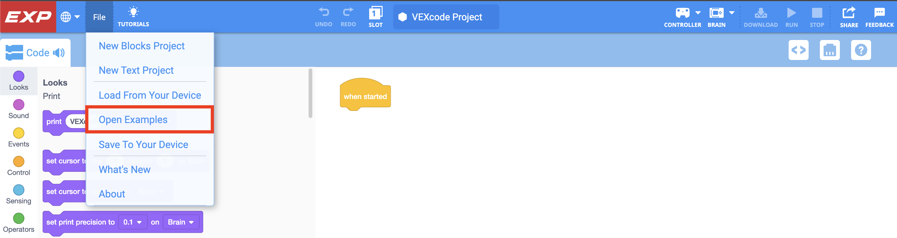 VEXcode EXP -työkalurivi, jossa Tiedosto-valikko on avoinna ja Avaa esimerkit -vaihtoehto on korostettuna. Avaa esimerkit on valikon neljäs vaihtoehto, joka sijaitsee Uusi lohkoprojekti, Uusi tekstiprojekti ja Lataa laitteeltasi -kohtien alapuolella.