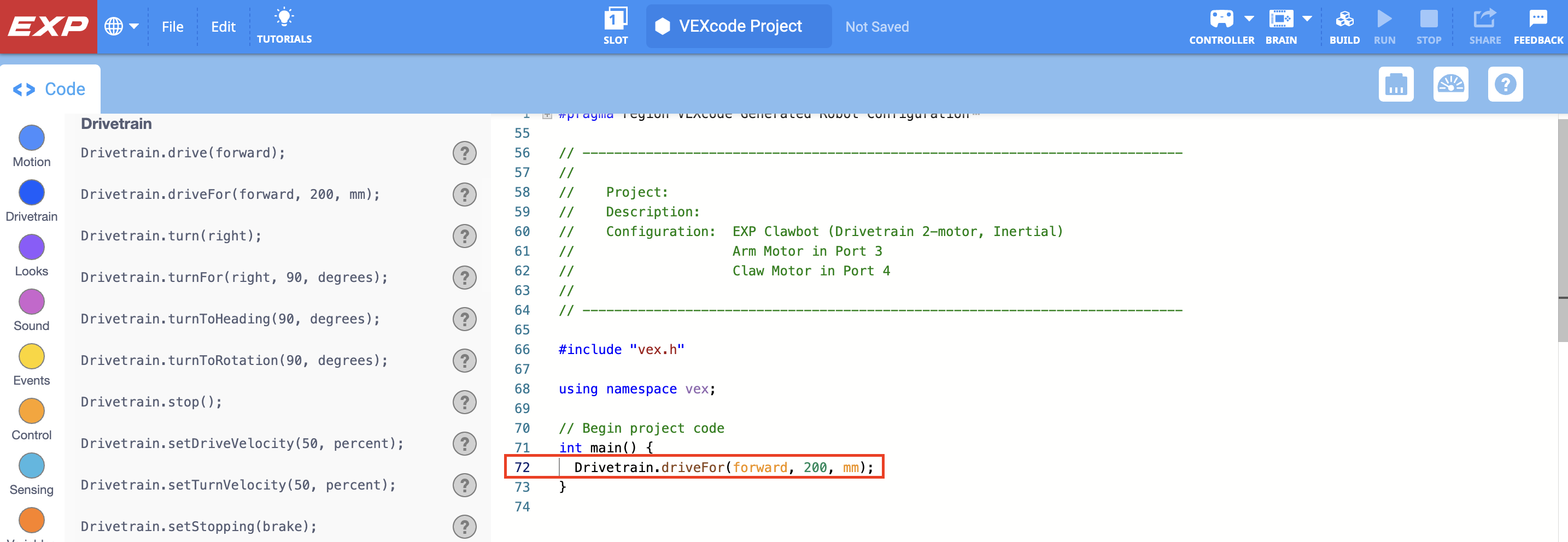 Aperto il progetto di esempio VEXcode EXP con il modello di motore Clawbot Drivetrain 2. La riga di codice precedentemente vuota ora contiene un comando Drive for che riporta Drivetrain.driveFor(forward, 200, mm).