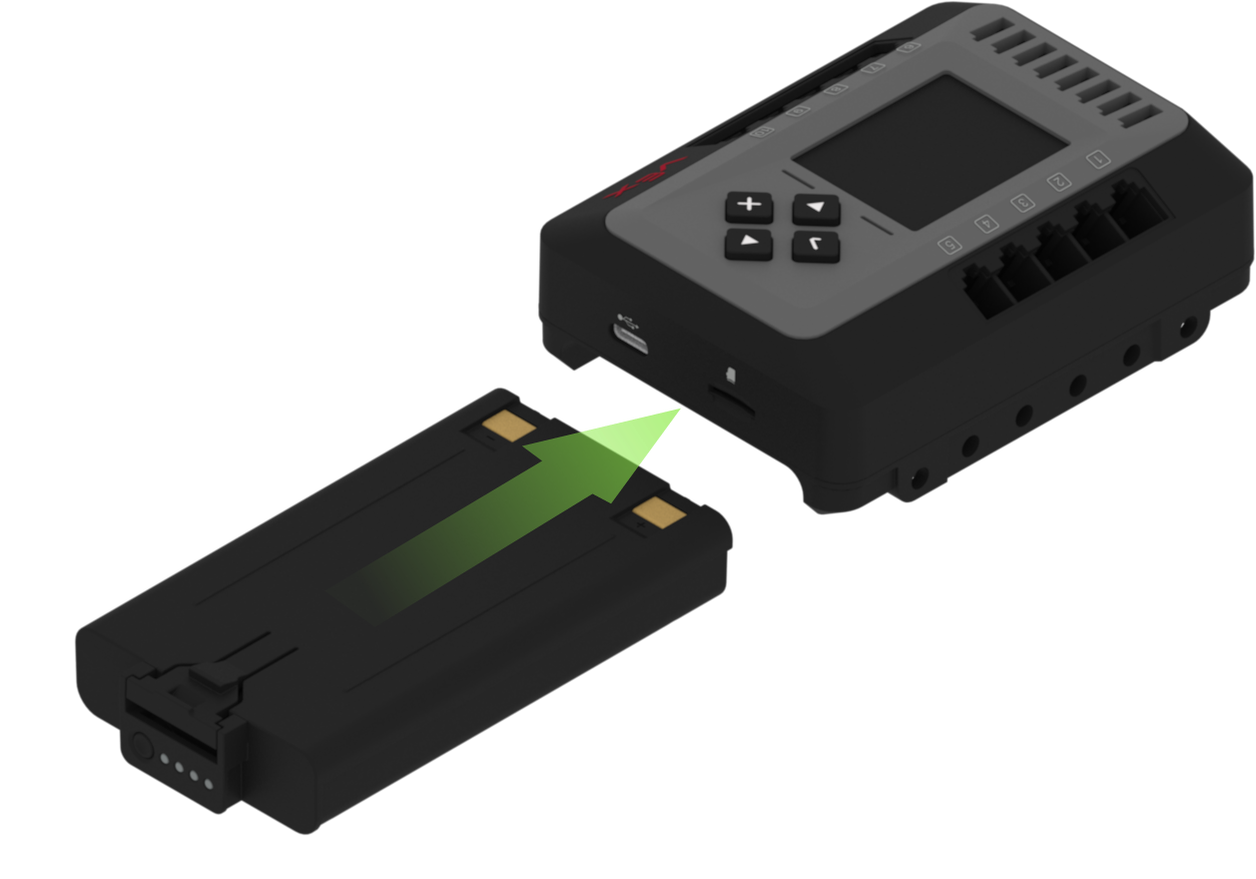 Il diagramma mostra una batteria collegata a un cervello EXP. Una freccia indica che la batteria deve essere inserita nella porta di ricarica nella parte inferiore del Brain. La batteria è orientata con il fermo rivolto lontano dal cervello.