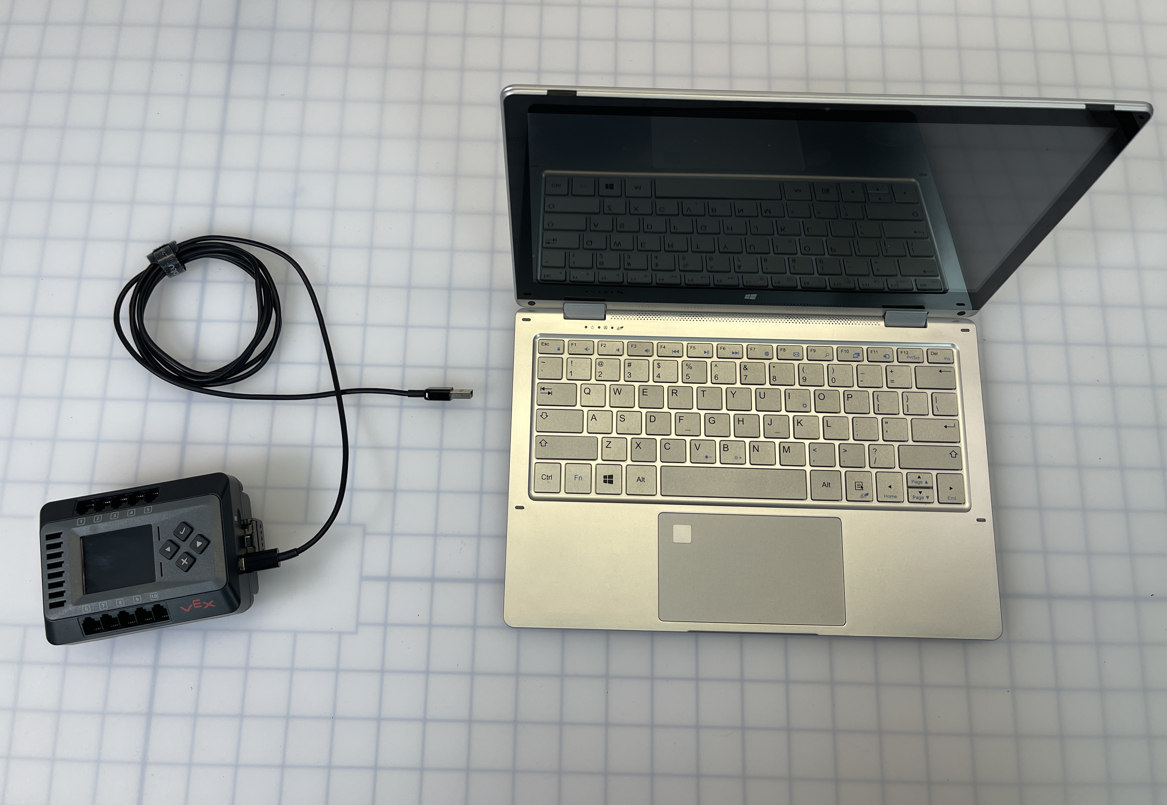 สมองที่เชื่อมต่อกับคอมพิวเตอร์โน้ตบุ๊กโดยใช้สาย USB ตอนนี้สาย USB ได้ถูกถอดออกจากแล็ปท็อปแล้ว