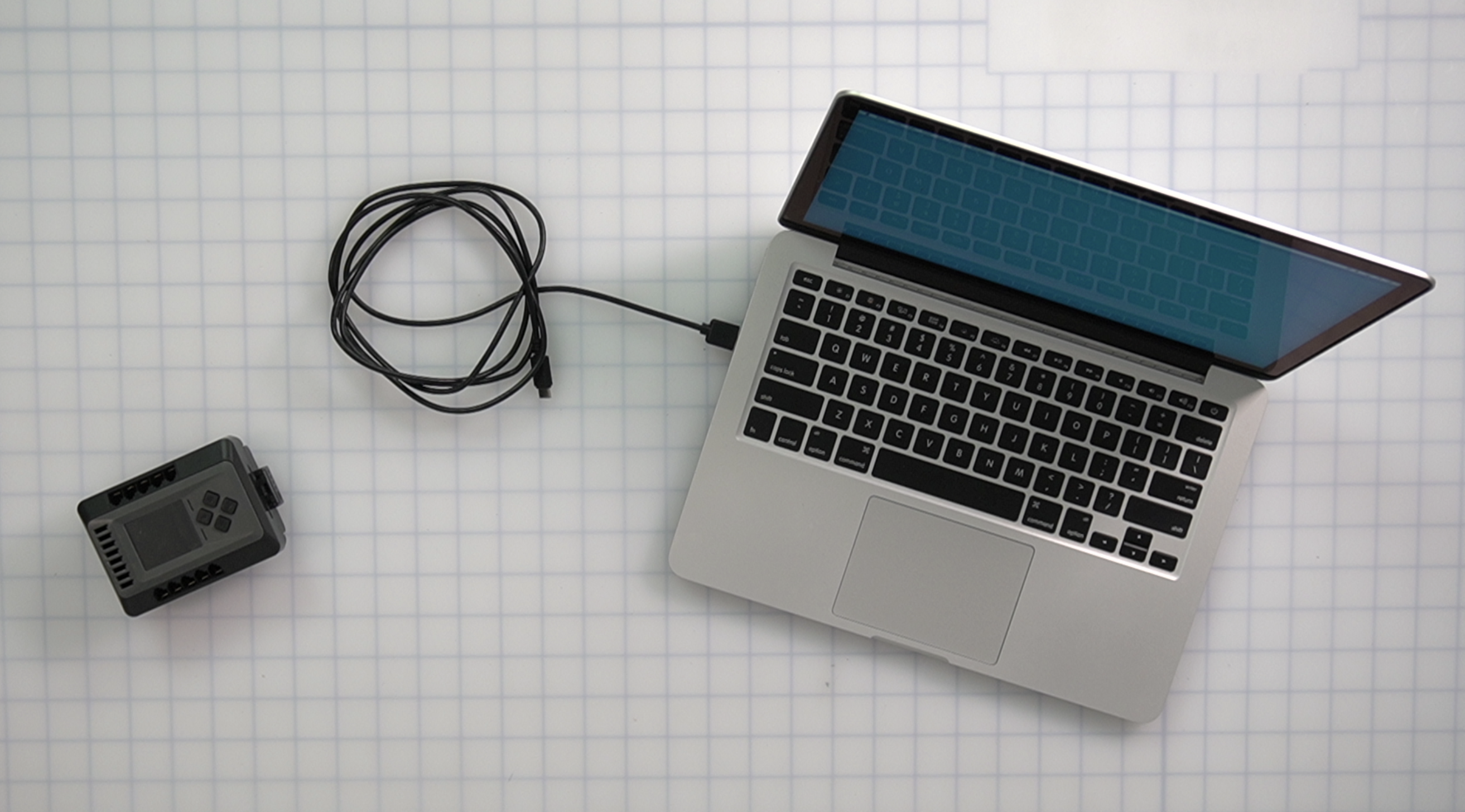 USB ケーブルを使用してノートパソコンに接続された Brain。 これで、USB ケーブルが Brain から取り外されました。