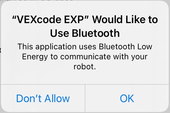 iPad Bluetooth-üzenet, amelyen a következő olvasható: VEXcode EXP Szeretném használni a Bluetooth-t. Ez az alkalmazás Bluetooth Low Energy technológiát használ a robottal való kommunikációhoz. Két gomb található alatta, az egyiken a „Tiltás”, a másikon pedig az „OK” felirat olvasható.