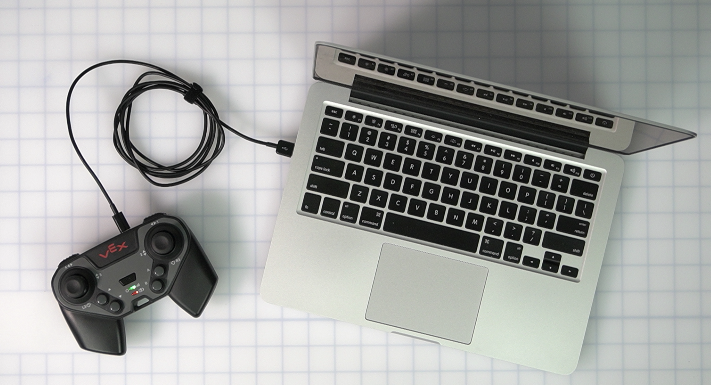 Aivot kytkettynä kannettavaan tietokoneeseen USB-kaapelilla.