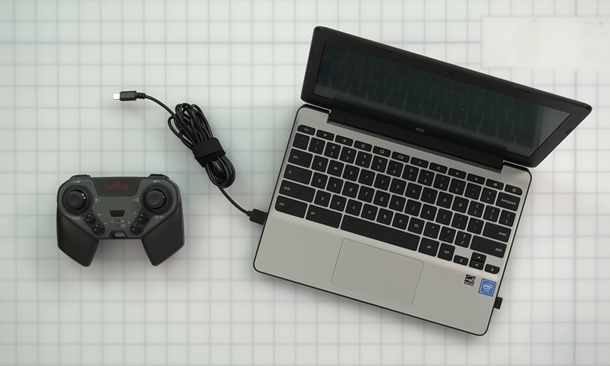 Kontrolieris un klēpjdators, kas agrāk bija savienoti, izmantojot USB kabeli. Tagad USB kabelis ir atvienots no kontroliera.